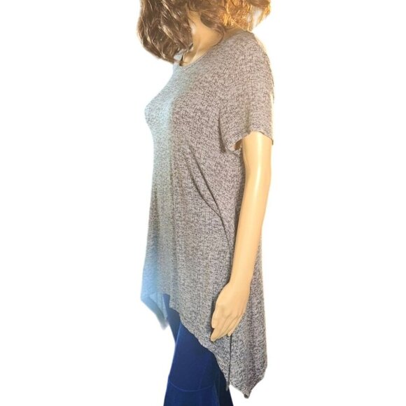 (5 for $25) Chelsea & Theodore Asymmetrical Hem Printed Top Size Large - Picture 2 of 5